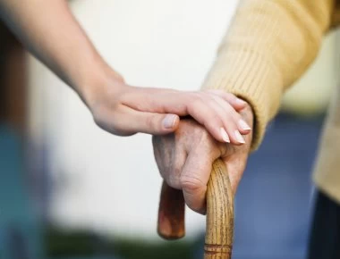 Νόσος Αλτσχάιμερ: Πόσα βήματα την ημέρα προστατεύουν το μυαλό